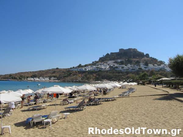 Parasols, ligbedden met uitzicht op de Akropolis