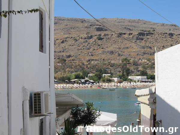 Uitzicht op het hoofdstrand van Lindos, gezien vanaf het strand van Skala (Pallas)