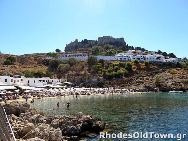 Uitzicht op het strand, het dorp en de Akropolis