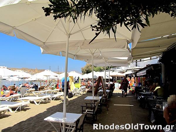 Het pad tussen restaurants en het strand