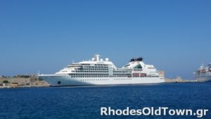 Το κρουαζιερόπλοιο Seabourn Odyssey στο λιμάνι της Ρόδου