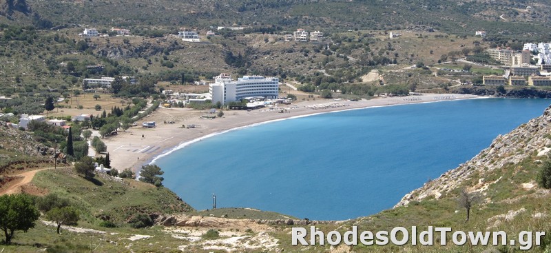 Een panoramisch uitzicht op het strand van Vlycha