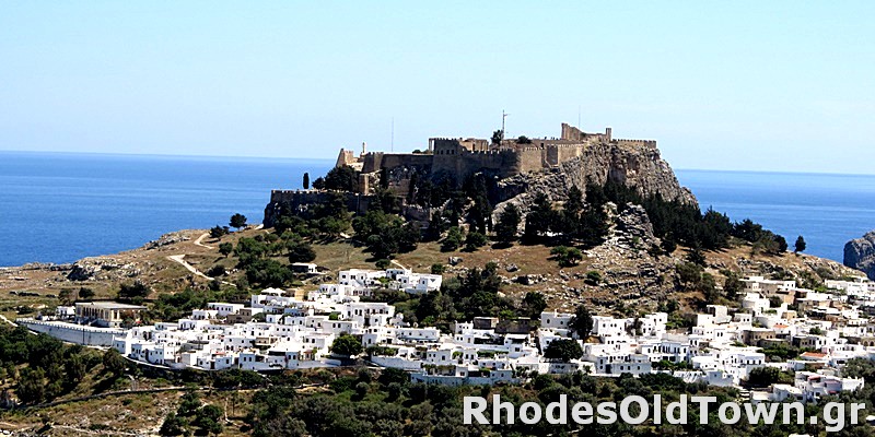 Panoramablick auf Lindos Village und Akropolis